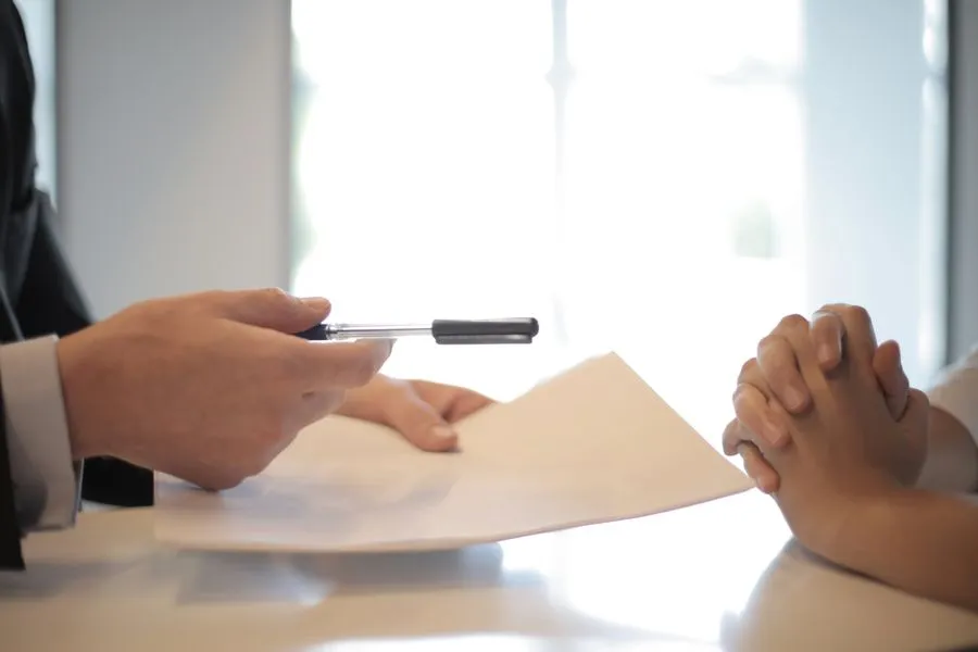 Sócios assinando os documentos de abertura da empresa
